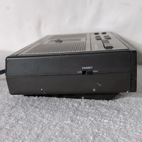 Vintage Realistic Digital  Clock Radio For Parts - Picture 4 of 14